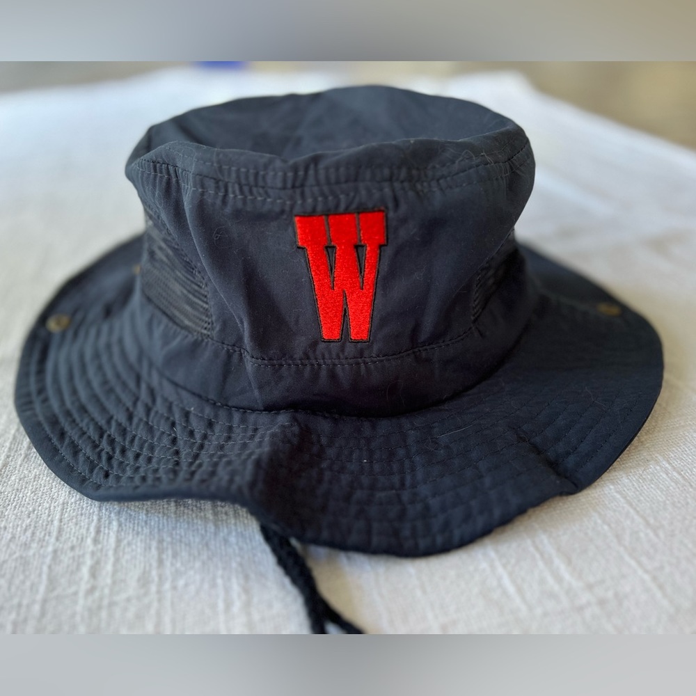 ❣️2/$25❣️ Bucket hat with red “W” text, adjustable strings, navy blue | OS